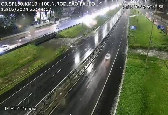 Alagamento bloqueia parcialmente rodovia Anchieta em SP