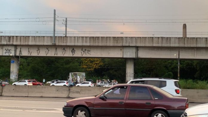 Alagamento bloqueia rodovia Ayrton Senna em SP