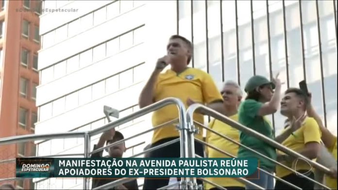 Apoiadores do ex-presidente Jair Bolsonaro fazem manifestação na Avenida Paulista - RecordTV