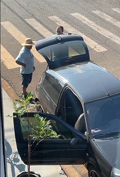 Procuraram até no porta malas. 