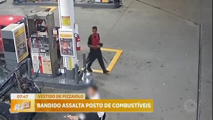 Assaltante disfarçado de pizzaiolo assalta posto de combustíveis na Baixada Fluminense - Rio de Janeiro