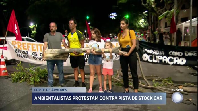 Ativistas usam troncos e motoserra em protesto contra corte de árvores para realização da Stock Car em BH