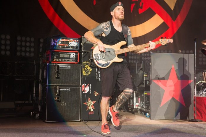 Tim Commerford com o Prophets Of Rage em 2016