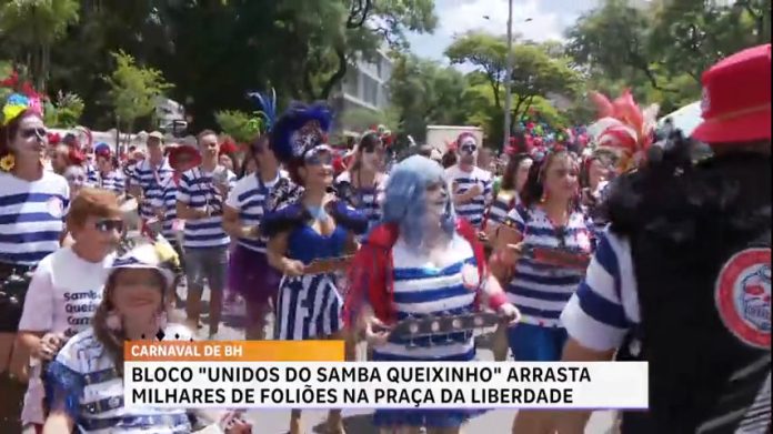 Bateria do bloco Unidos do Samba Queixinho reúne foliões na Savassi, em BH