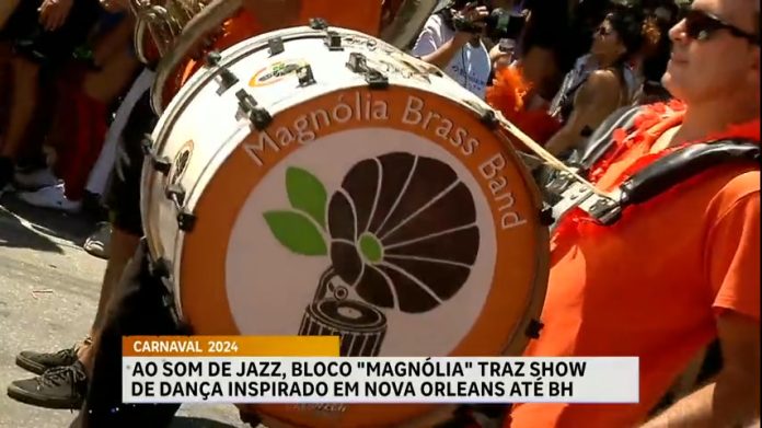 Bloco anima foliões ao som de jazz e instrumentos de sopro em BH