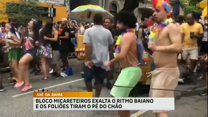 Bloco carnavalesco Micareteiros anima foliões com música baiana em BH