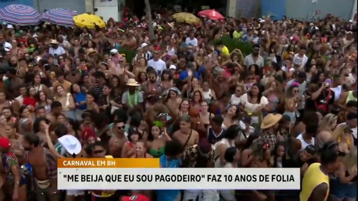 Bloco de pagode comanda a festa de rua em avenida de BH