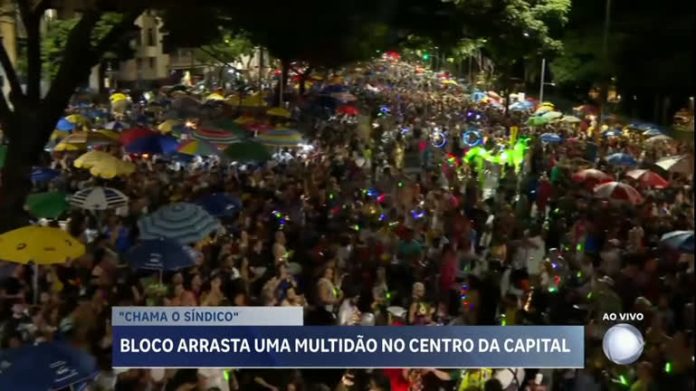 Bloco tradicional do Carnaval desfila pelas ruas de Belo Horizonte