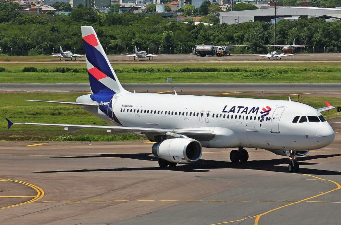 Boeing 787 da Latam faz pouso de emergência no Aeroporto de Guarulhos