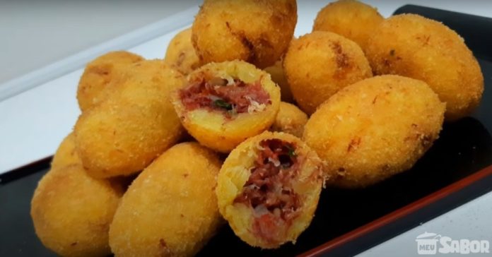 Bolinho de mandioca com carne de sol, um petisco super saboroso e ótimo para servir!