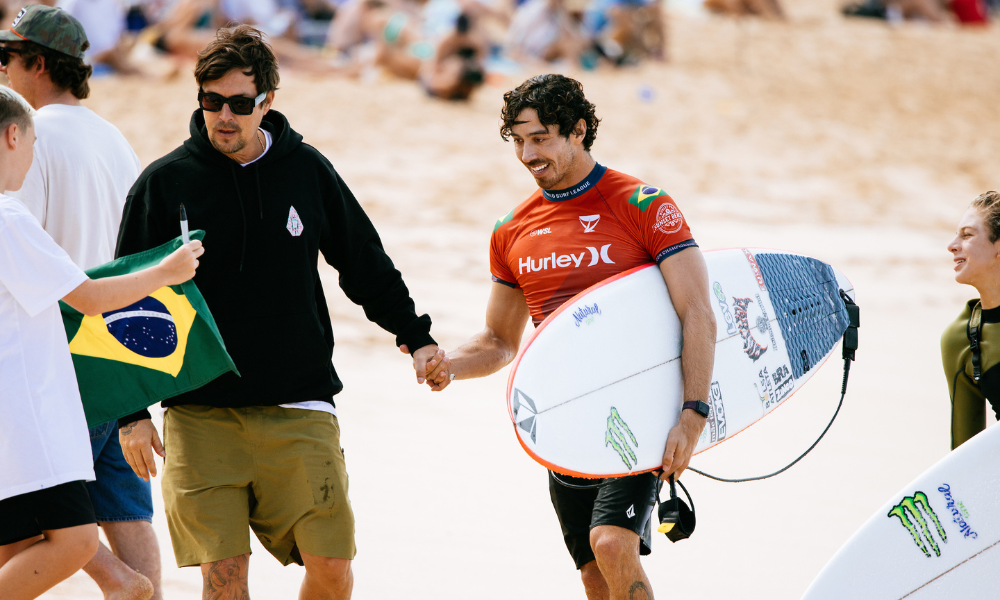 Yago Dora antes de entrar no mar em Sunset Beach na WSL