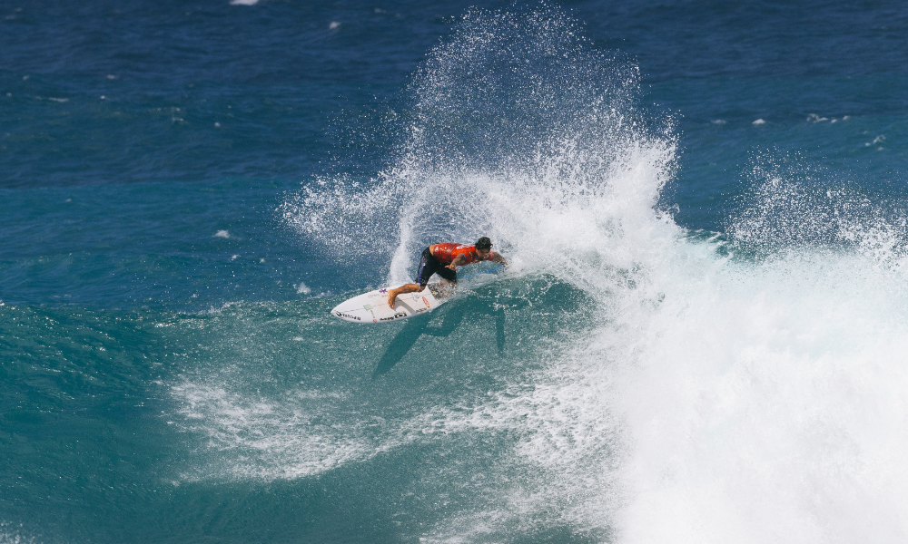 Gabriel Medina com rasgadas na etapa de Sunset Beach da WSL