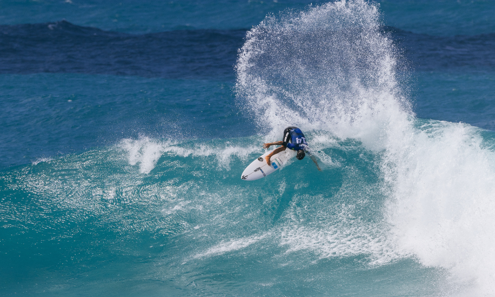 Italo Ferreira em ação na etapa de Sunset Beach da WSL