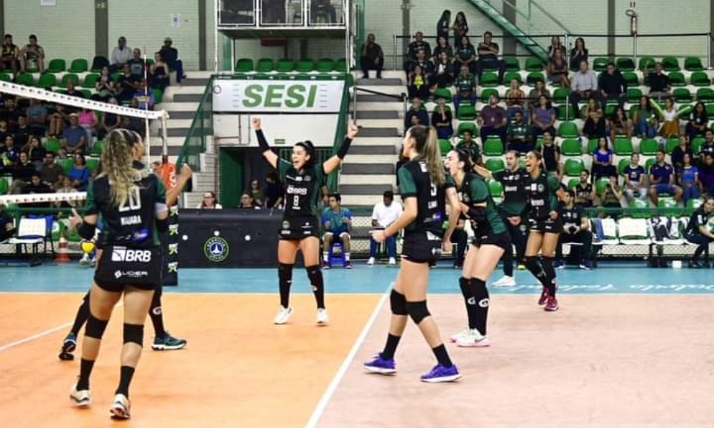 Jogadoras do Brasília Vôlei comemoram vitória sobre o Barueri na Superliga Feminina