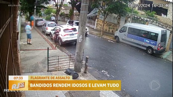 Câmeras de segurança flagram assalto a casal de idosos no Rio - Rio de Janeiro