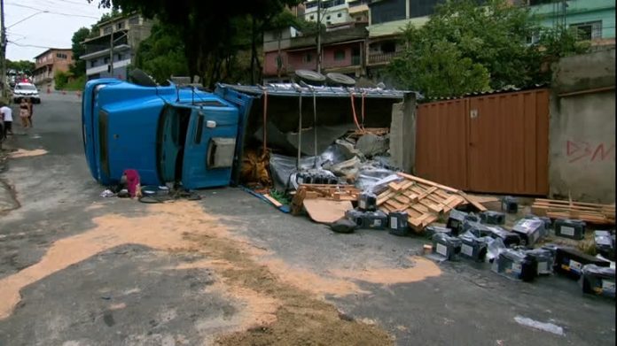 Caminhão carregado com baterias de automóvel tomba, atinge carros e muro de casa em MG