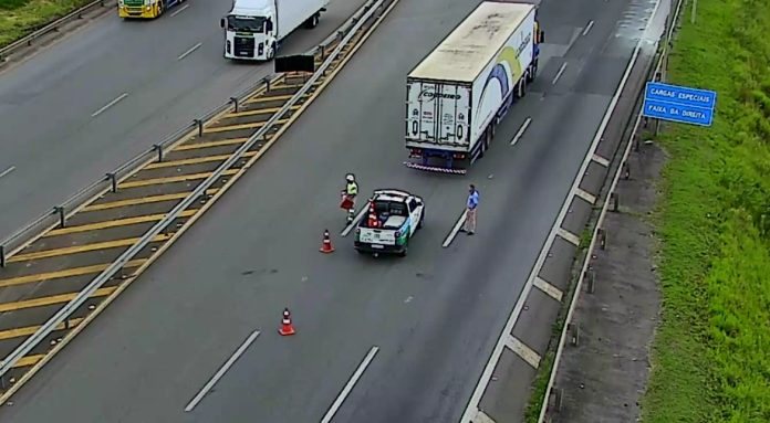 Caminhão com pane bloqueia parcialmente rodovia Dom Pedro I