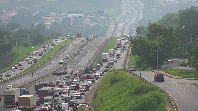 Caminhão com pane mecânica na rodovia Raposo Tavares em Sorocaba