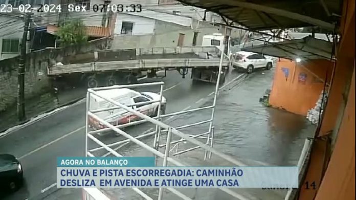 Caminhão desliza em morro, atinge muro de casa e bate em carro, em MG