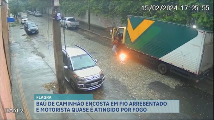 Caminhão encosta em fio partido e motorista quase é atingido por fogo em BH