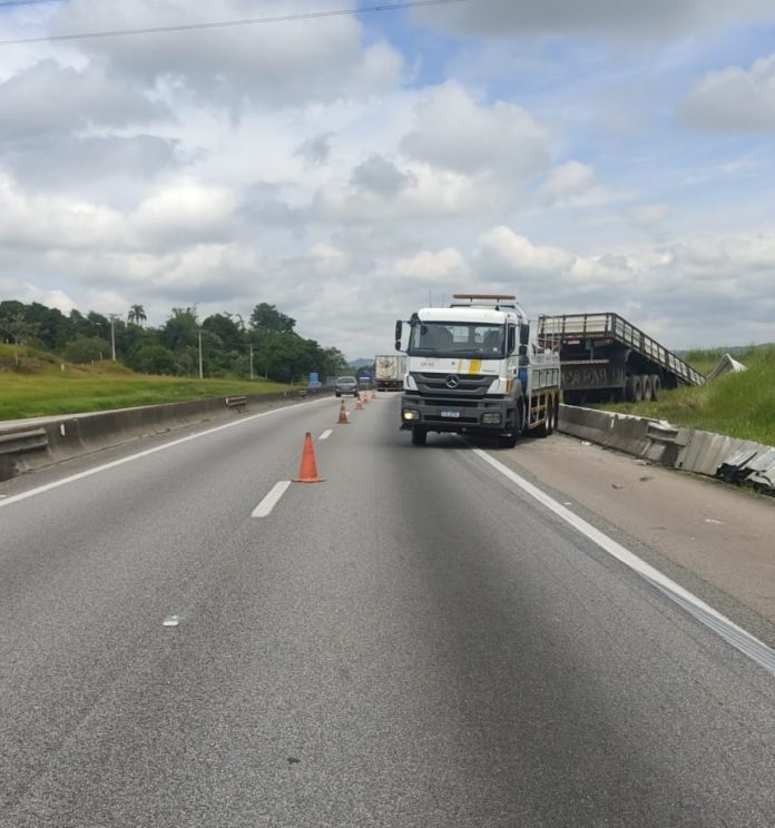 Caminhão sai da pista na rodovia Dutra em Jacareí