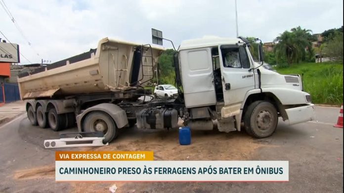 Caminhoneiro fica preso a ferragens do veículo após acidente com ônibus em Contagem (MG)