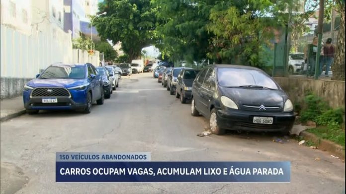 Carcaças de veículos abandonados preocupa moradores de Belo Horizonte