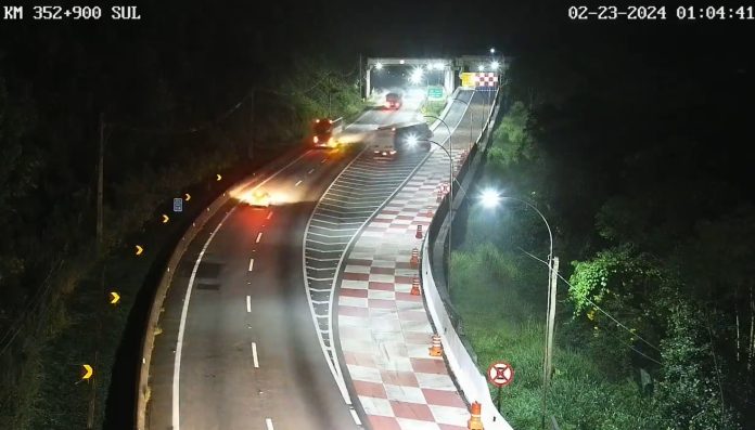 Carreta adentra Área de Escape da BR-116 em Miracatu