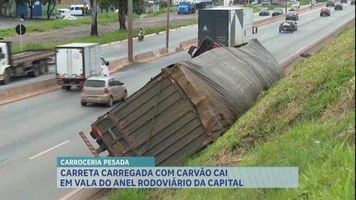 Carreta carregada com carvão cai em vala no Anel Rodoviário em BH