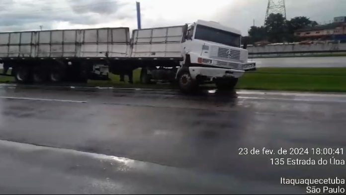 Carreta colide com defensa metálica na rodovia Ayrton Senna em Itaquaquecetuba