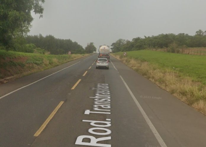 Carreta com pane mecânica na BR-153 em Getulina