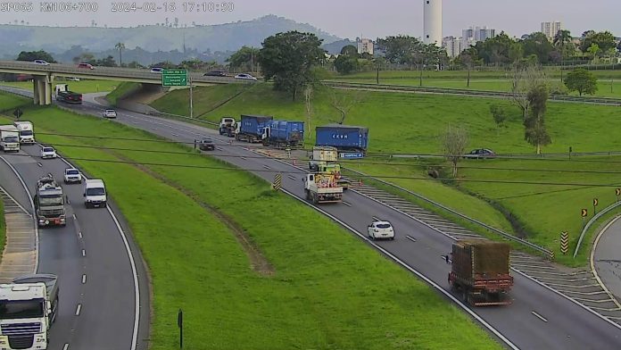 Carreta com papelão vira na Dom Pedro I e deixa trânsito lento em Itatiba