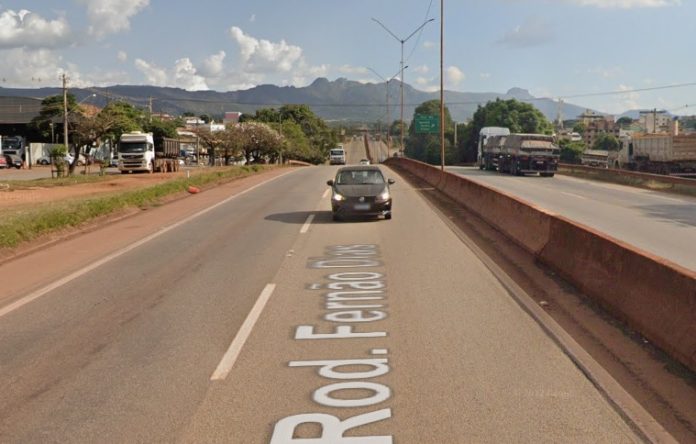 Carreta tomba e bloqueia rodovia Fernão Dias em Igarapé