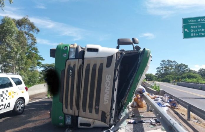 Carreta tomba e deixa um ferido na rodovia Raposo Tavares em Presidente Prudente