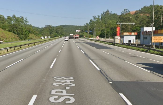 Carreta tomba na rodovia dos Bandeirantes em Franco da Rocha