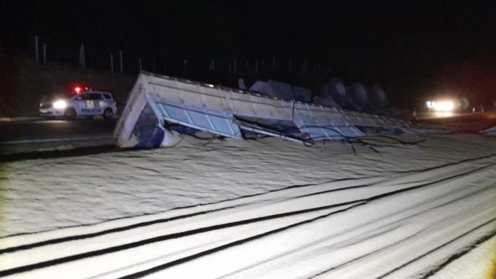 Carreta tomba na SP-333 em Marília