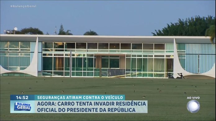 Carro tenta invadir residência oficial do presidente da República - RecordTV