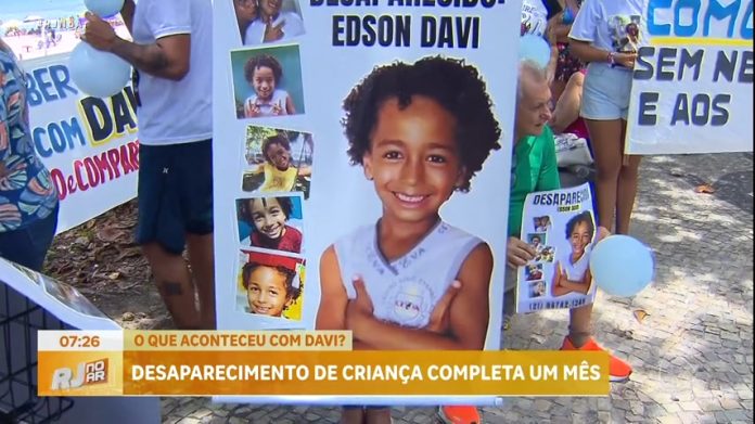 Caso Edson Davi completa um mês; amigos e familiares fazem manifestação em praia da zona oeste do Rio - Rio de Janeiro