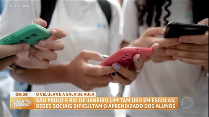 Celular nas escolas? Especialistas confirmam que usar o aparelho tira a atenção dos alunos - RecordTV