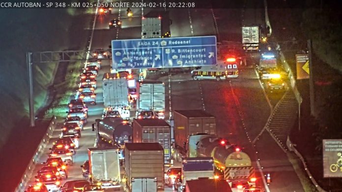 Choque entre dois caminhões deixa feridos na rodovia dos Bandeirantes em SP