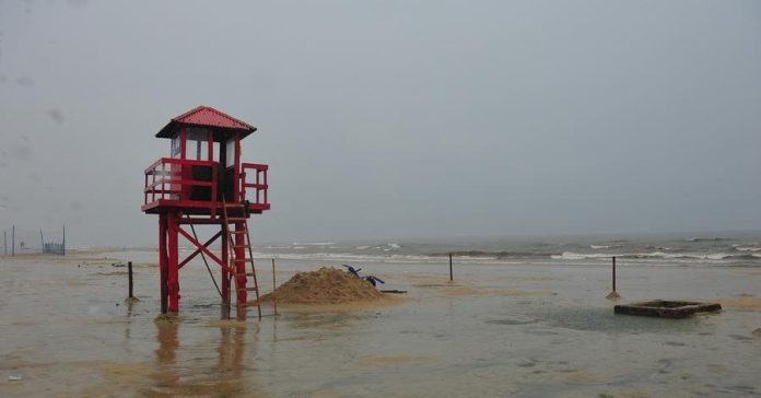 Chuva afasta veranistas da praia de Cidreira nesta terça-feira