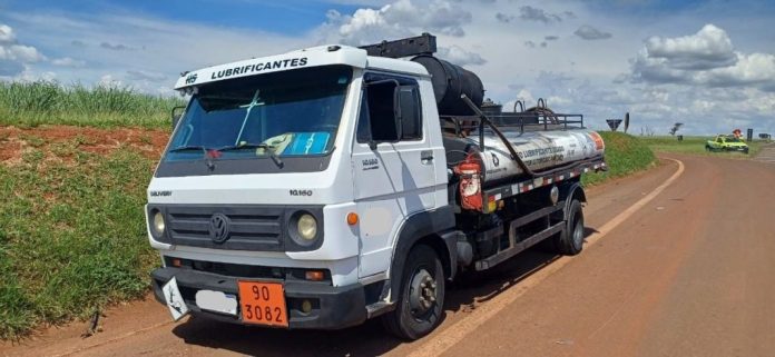 Colisão entre automóvel e caminhão na rodovia Washington Luís em Araraquara