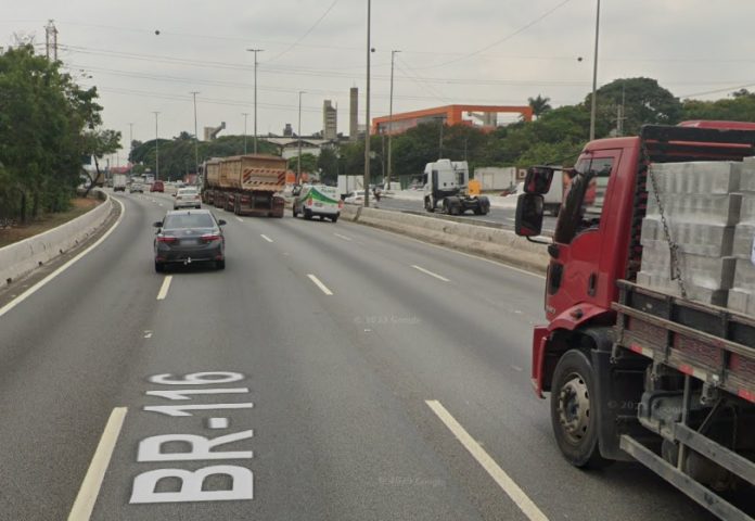 Colisão entre caminhão e automóvel deixa um ferido na Marginal Tietê