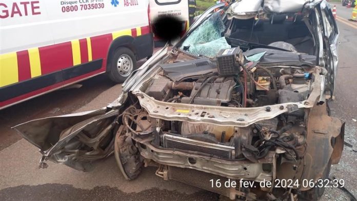 Colisão entre carreta e automóvel deixa um ferido na SP-258 em Taquarivaí