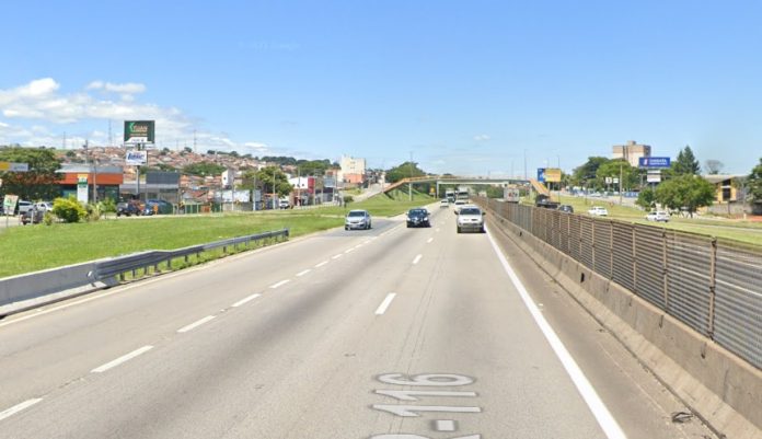 Colisão entre dois caminhões na rodovia Dutra em Taubaté