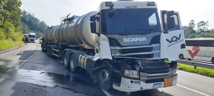 Colisão entre duas carretas interdita parte da Rodovia Dom Pedro I