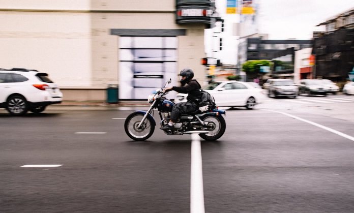 Colisão entre duas motos deixa homem ferido na Avenida Claúdio da Costa