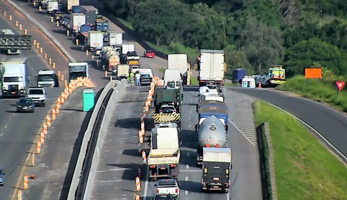 Colisão entre veículos na rodovia Dom Pedro I em Atibaia