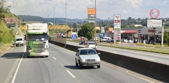 Colisão envolvendo dois automóveis bloqueia rodovia Fernão Dias em Atibaia