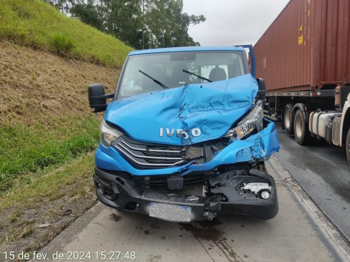 Colisão traseira entre dois caminhões causa transtorno no Rodoanel